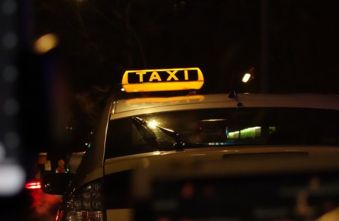Jak korzystać z aplikacji do zamawiania taksówek dla bezproblemowych podróży?